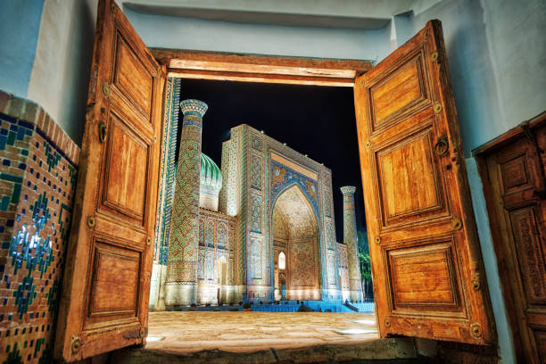 plaza de registan en el centro de la ciudad de samarcanda en uzbekistán - east facade fotografías e imágenes de stock