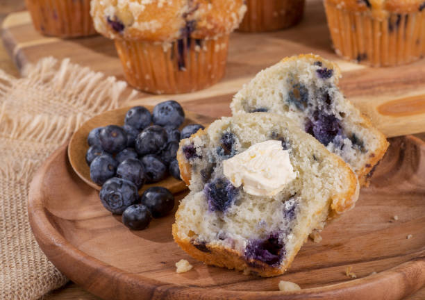 черничные кексы и ягоды на ложке - muffin blueberry muffin blueberry butter стоковые фото и изображения