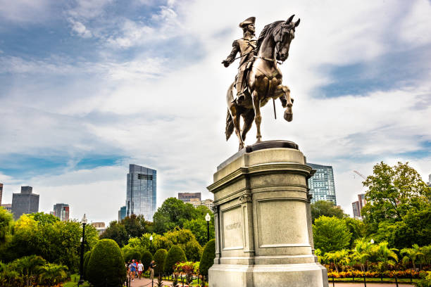 ジョージ ・ ワシントン像ボストン コモン パーク街のスカイラインと高層ビル。 - george washington equestrian monument ストックフォトと画像