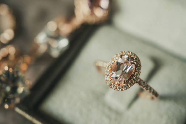 luksusowy pierścionek z brylantem w pudełku z biżuterią w stylu vintage - ring gold diamond engagement ring zdjęcia i obrazy z banku zdjęć