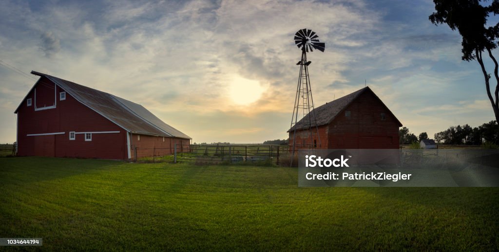Corral de Dakota del sur con molino de viento - Foto de stock de Granja libre de derechos