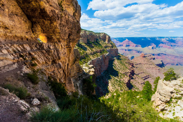 muro con finestra nel grand canyon - canyon plateau large majestic foto e immagini stock