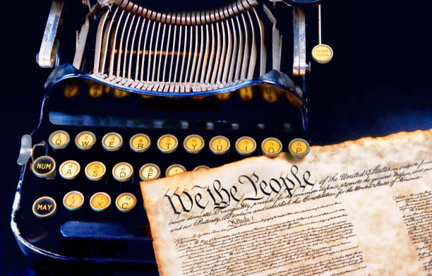 we the people. - typewriter journalist newspaper obsolete imagens e fotografias de stock