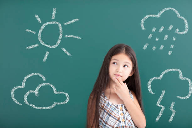 petite fille pensant concept météo différents - blackboard child thinking little girls photos et images de collection