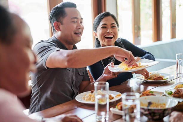 família feliz almoçando em casa - asian meal - fotografias e filmes do acervo