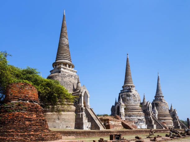 pagode im wat phra sri hariphunchai-tempel, ayutthaya, thailand - sanphet palace stock-fotos und bilder