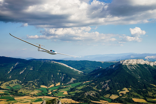Segelflugzeug im Flüge über Bergen photo