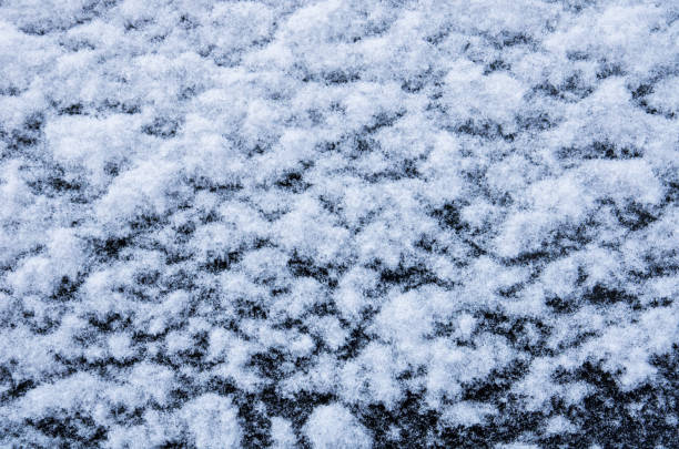 une texture blanche sur fond noir en forme de flocons de neige - snowpack photos et images de collection