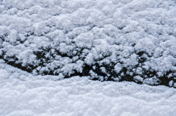 snow flakes weiße textur auf einem schwarzen dunklen hintergrund, wie winter hill - snowpack stock-fotos und bilder