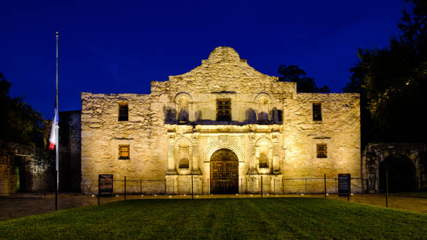 istock The Alamo at Dusk 1034772894