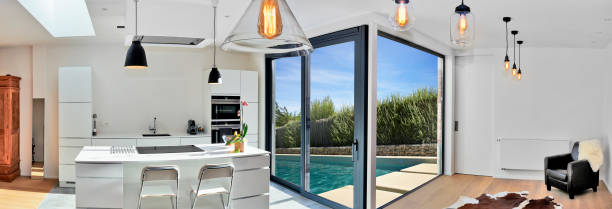 cucina moderna aperta dal loft con vista sulla piscina - umbrella poolside table dining foto e immagini stock