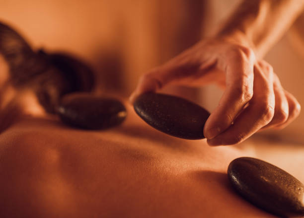 massage therapy with hot stones at the spa! - lastone therapy imagens e fotografias de stock