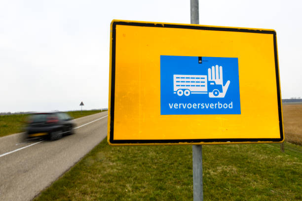 家畜輸送疾患発生の後オランダの警告サインなし - country road trucking car yellow ストックフォトと画像