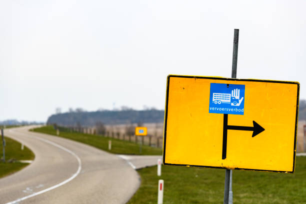 家畜輸送疾患発生の後オランダの警告サインなし - country road trucking car yellow ストックフォトと画像