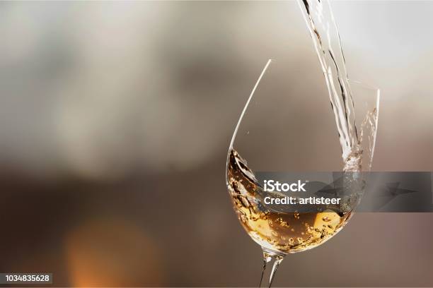 ワインをお楽しみください - ワインのストックフォトや画像を多数ご用意 - ワイン, 白ワイン, 注ぐ