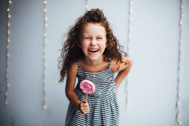 grandhomme bouclée avec lollypop - sweet tooth in a row photos et images de collection