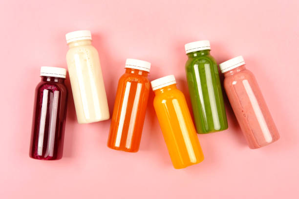 bouteilles de smoothies multicolores - multiple exposure photos photos et images de collection