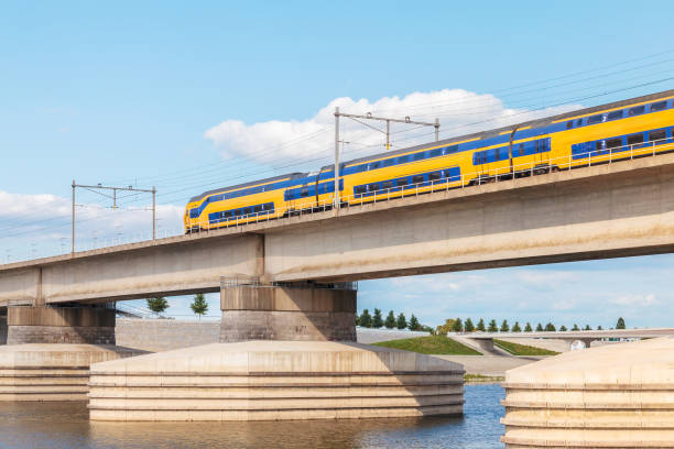 nederlands trein kruising van de schweller van de rivier de waal tegenover nijmegen - trein nederland stockfoto's en -beelden