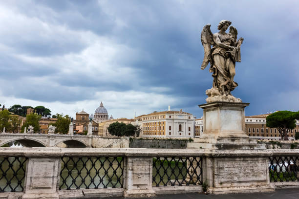 rome, イタリアのロ橋の上の天使像 - ponte sant angelo ストックフォトと画像