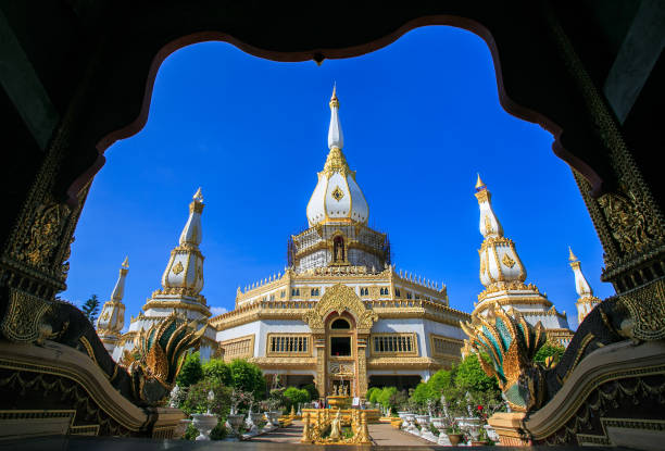 pagode branco, fundo azul do céu. no templo phramahajedi chaiyamongkol no roi et de tailândia - shot tower - fotografias e filmes do acervo