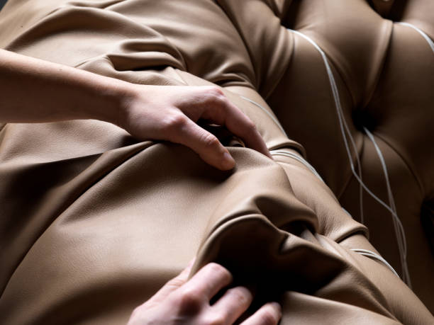artisan hands touching leather - merchandise luxury equipment fashion industry imagens e fotografias de stock