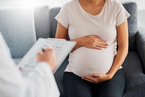 in for a routine checkup with her doc - human pregnancy prenatal care women abdomen imagens e fotografias de stock