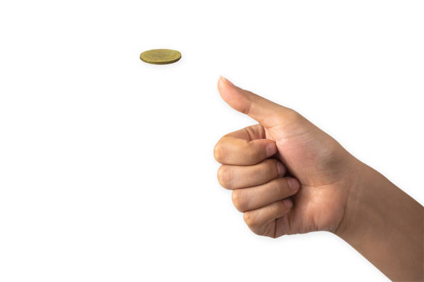 ręka biznesmena podrzucając złotą monetę izolowane na białym tle - penny coin human finger human thumb zdjęcia i obrazy z banku zdjęć