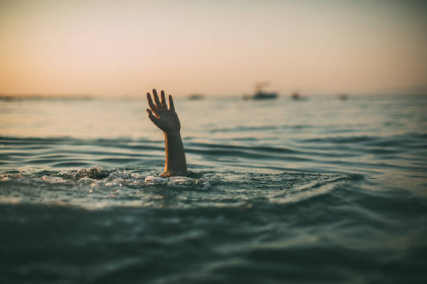 sinking in the water - save oceans imagens e fotografias de stock