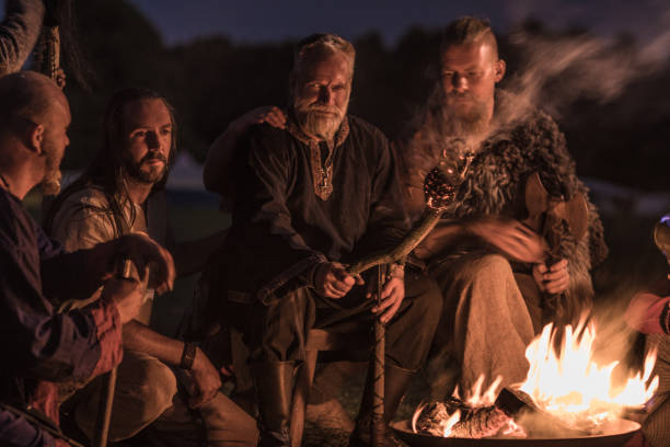 fogueira de viking - bárbaro - fotografias e filmes do acervo