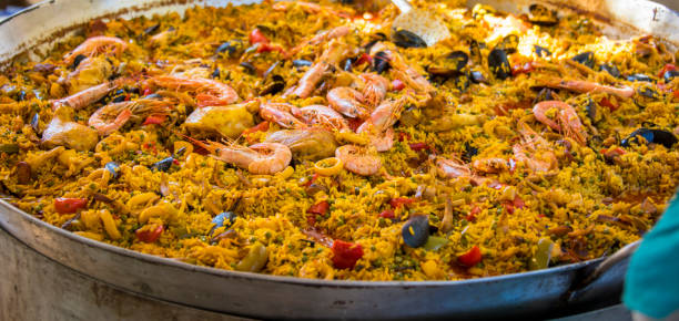 paella al mercato alimentare - seafood lobster paella prepared shellfish foto e immagini stock