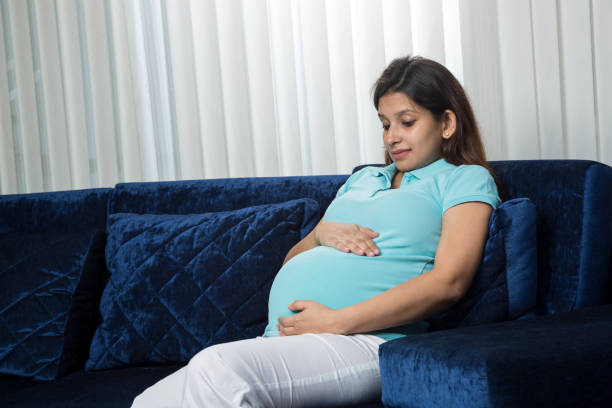 pensativa mulher grávida sonhar com criança - imagem de estoque - human pregnancy pensive women thinking - fotografias e filmes do acervo