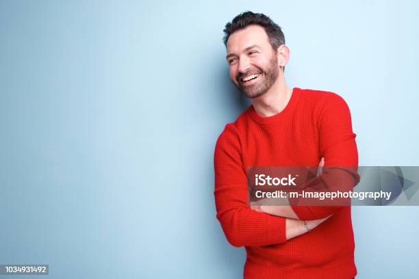 Foto de Alegre Homem Com Barba Rindose Contra O Fundo Azul e mais fotos de stock de Homens