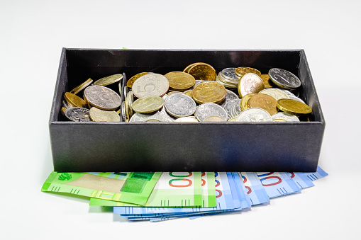 W Skarbonce Joli Są Banknoty Monety O Różnych Nominałach W Skarbonce Rubla Papieru Pod Skarbonką