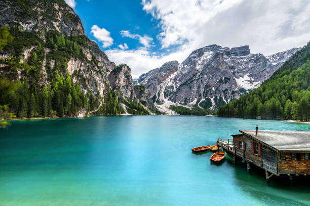 湖 braies/南チロル pragsersee - tranquil scene trentino european alps dolomites ストックフォトと画像