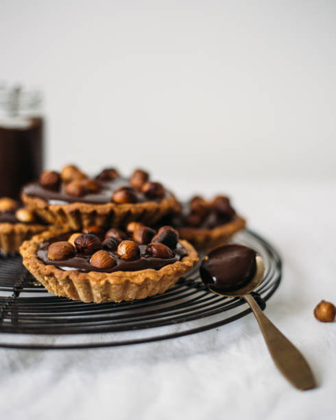 тарталетки с орехами и шоколадом - пирог шоколада стоковые фото и изображения