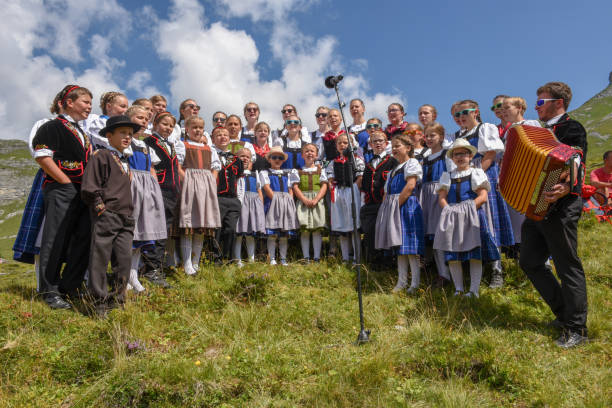 menschen, die tracht jodeln auf engstlenalp auf die schweiz - alpin stock-fotos und bilder