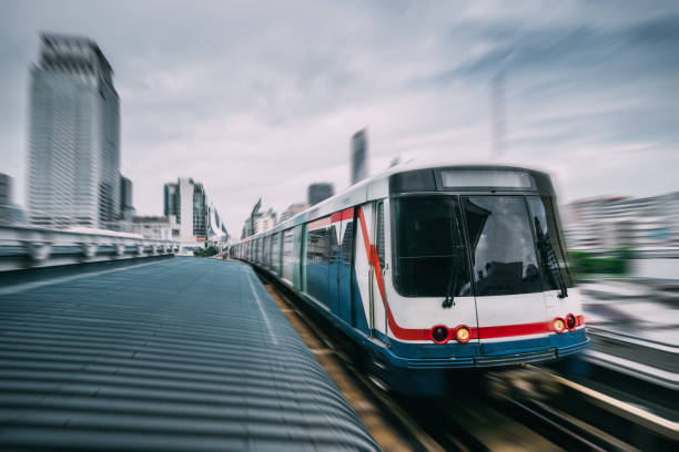 controlar de metrô até a cidade de banguecoque - train blurred motion nobody subway train - fotografias e filmes do acervo