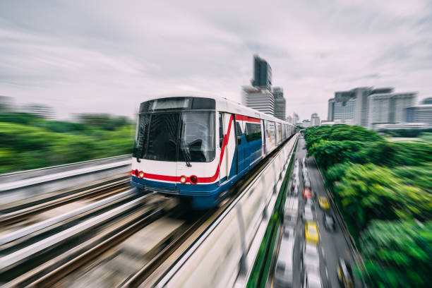 controlar de metrô até a cidade de banguecoque - train blurred motion nobody subway train - fotografias e filmes do acervo