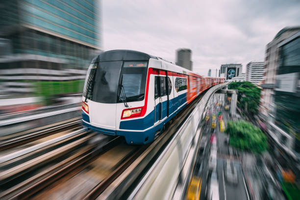 controlar de metrô até a cidade de banguecoque - train blurred motion nobody subway train - fotografias e filmes do acervo