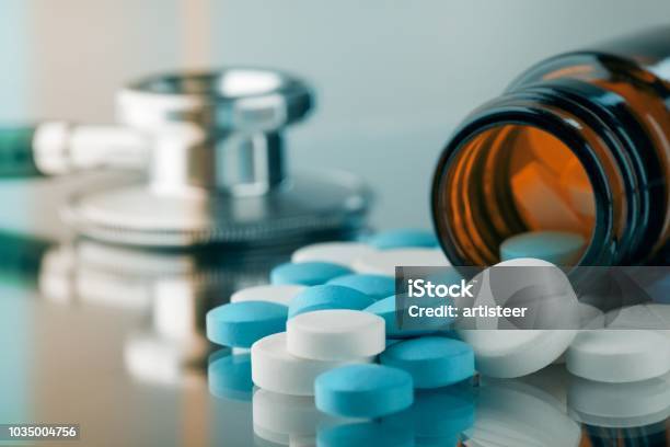 Bottle With Pills - Fotografias de stock e mais imagens de Medicação - Medicação, Cuidados de Saúde e Medicina, Disfunção Erétil