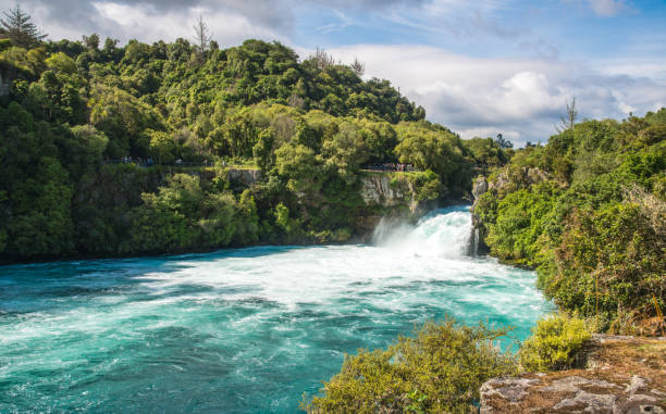 belle vue de huka falls un lieu touristique emblématique de l’attraction plus naturels à taupo, nouvelle-zélande. - chutes de huka photos et images de collection