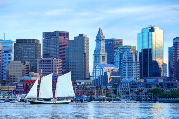 żaglówka na boston harbor - boston skyline harbor city zdjęcia i obrazy z banku zdjęć