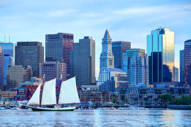 sailboat on boston harbor - boston urban scene skyline skyscraper imagens e fotografias de stock