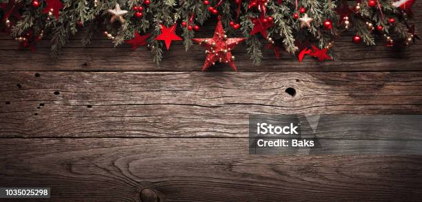 Tanne Weihnachtsbaum Mit Roten Stern Auf Hölzernen Hintergrund Stockfoto und mehr Bilder von Weihnachten
