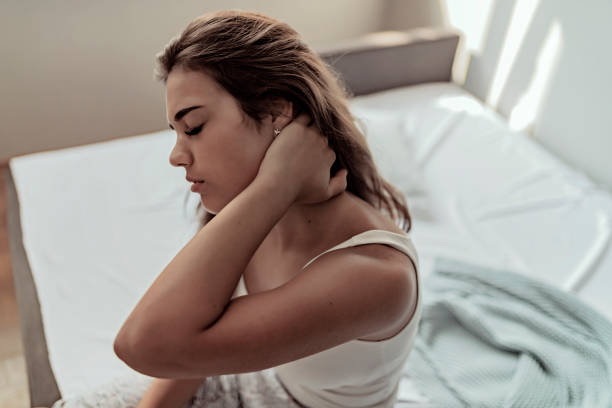 to jest tak bolesne! - sheet human hand bed women zdjęcia i obrazy z banku zdjęć