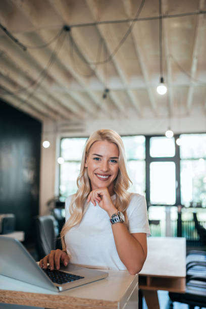 portrait über eine charmante blonde geschäftsfrau bei der arbeit. blick in die kamera. - 5550 stock-fotos und bilder