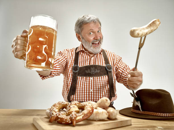 deutschland, bayern, oberbayern, mann mit bier in österreichischen oder bayrischen tracht gekleidet - wearing hot dog costume stock-fotos und bilder