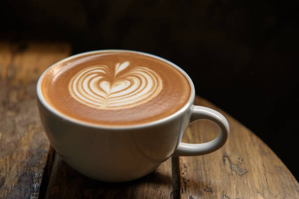 filiżanka latte na drewnianym stole - latté coffee glass pattern zdjęcia i obrazy z banku zdjęć