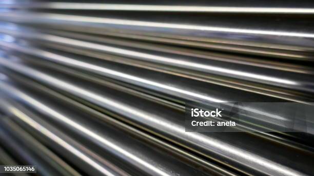 Metallstäbe Chrome Plated Und Glänzend Diagonal Angeordnet Stockfoto und mehr Bilder von Rohr