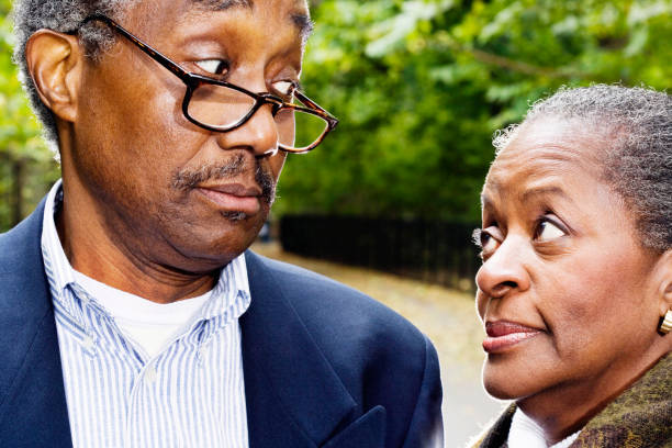 nahaufnahme von senior african paar sahen einander im freien - asking raised eyebrows men uncertainty stock-fotos und bilder
